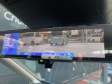インテリジェント ルームミラー 車両後方に装着した高解像度カメラの映像をミラー面に映し出すので、車内の状況、天候等に影響されずクリアな後方視界を確保出来ます。※スイッチにて通常のミラーへ切替が出来ます