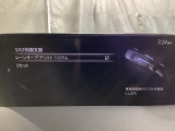カメラが車線を認識してはみ出しそうになるとステアリングアシストが介入するレーン・キープ・アシストシステムを装備しております。お好みで作動・非作動の設定も可能です。