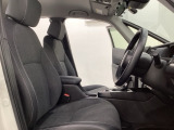 広い足元にゆったり座れるシートには肘掛けも装備しており長距離の運転でも疲れにくくなってます。