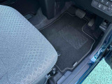 痛みの出やすい運転席シートの角、フロアマット、座面、ともに良好です