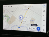地図上に現在地や周辺の道路が表示され、目的地の確認やルート設定に活用できます。画面上の案内で行き先を探しやすく、初めて訪れる場所へのお出かけにも頼りになります。