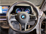【ハンドル】ドライバーとBMW車の一体感がダイレクトに伝わるステアリングホイール。形状・太さへの拘りに加えて、操作性を高める為にスイッチ類も配置。クイックかつ安定のドライビングを体感下さい!
