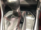 操作しやすいATシフトです。シフトチェンジを気にしなくてよいので運転だけに集中できますね。自然と手に届くところにある、手になじむ形状のシフトノブがいいですね。