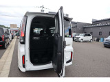【わくわくゲート】後ろのドアを横に開ければ、荷物の積み下ろしも楽々!三列目シートから乗り降りするときも便利です!