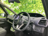 運転席まわりは前方の視界が広く、メーターや画面も目に入りやすい配置です。シートは身体を預けやすそうな形状で、落ち着いた色合いの内装が日々の移動を快適に支えます。