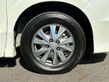 純正アルミホイールです。タイヤサイズは195/65R15