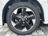 純正アルミホイール。タイヤサイズは155/65R14です。