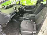 前席からはフロントガラス越しに前方を見渡しやすく、落ち着いて運転に集中できる空間です。シートは身体に沿う形状で、長時間の移動にも配慮。室内はすっきりまとまり、乗り降りの際も快適にお使いいただけます。