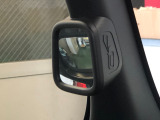 【ピタ駐ミラー】運転席に座った状態で死角になりやすい左側やクルマの後ろの様子まで確認でき、幅寄せや縦列駐車、車庫入れの際に役立ちます。