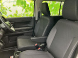 運転席と助手席が並ぶ前席は、窓が大きく外の様子を確認しやすいレイアウトです。落ち着いた色合いのシートにアームレストも備わり、日々の移動を快適に過ごせる室内です。