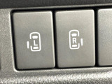 【両側パワースライドドア】スマートキーや運転席のスイッチで後席両側スライドドアの開閉が可能♪電動だから力を入れてドアを開ける必要が無く、小さなお子様でも簡単に開け閉めでき快適です♪