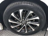 【純正アルミホイール】です!車両デザインに合わせてホイールをデザインしているため、見た目にもカッコイイアルミホイール♪洗車もラクチンで錆びません。