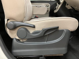 運転席シートリフターを装備しています★細かくドライビングポジションを設定できるので運転し易く、疲れにくいですね♪