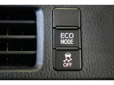 ECOモードはエアコンの利きなどを抑え、低燃費で走れるようサポートします。アクセル操作に対するレスポンスがゆるくなり、急発進や加速はしづらくなります。走行状況に応じてボタンで切替えることが出来ます。
