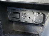 CD/DVD再生プレーヤーとフルセグTVチューナーは非搭載ですが、USB端子やAUX端子は備えています。