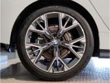 【BMWアロイホイル】軽量かつ強度に拘ったアロイホイル。走行性能ポテンシャルを引き出す設計。車の足元を引き締めてくれる大きなポイントはアロイホイルです。