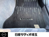 スカイラインロゴ入りのフロアマット