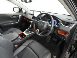 シンプルで使いやすいデザインの運転席です。