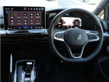視界が広く、操作性にも優れたコックピット。毎日の運転も快適です。