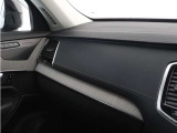 グレーアッシュ・ウッド・パネルや、コントラストステッチが施されたテイラード・ダッシュボード&インナードアパネル・トップが、上質感を演出します。