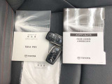 トヨタの中古車はメンテナンスノートを完備しています。取扱説明書はWEBサイトでご確認いただくようになっており、車両には搭載されていません。