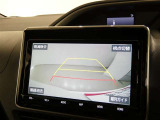車庫入れや駐車で威力を発揮するのがバックモニター!ナビディスプレイに後ろの様子が映し出されるから安心です。