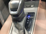 操作しやすいATシフトです。シフトチェンジを気にしなくてよいので運転だけに集中できますね。自然と手に届くところにある、手になじむ形状のシフトノブがいいですね。