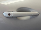 スマートキーレスエントリー機構はございません。カギにつくボタンにより施錠が可能となります。
