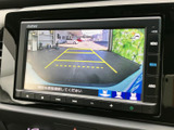 車両後方の様子に加え、画面上に目安となるガイド線を表示。駐車時に周囲や車両との距離を確認しやすく、後退時の安全確認をサポートしてくれます。