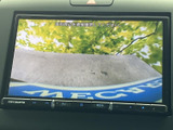 後方の様子を画面で確認できるバックモニター付きで、駐車時や車庫入れの際に心強い装備です。目視と合わせて周囲を確かめやすく、狭い場所での後退操作をサポートします。