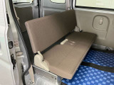【リヤシート】折り畳み式のベンチシート。短距離移動や作業者には十分です。