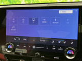 FMやAM、テレビ、Bluetoothなどのメニューが並び、使いたい機能を画面から選びやすい構成です。音楽や各種メディアを日々の移動に合わせて活用でき、操作内容も把握しやすいです。