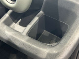 運転席インパネトレー、ドリンクホルダーです。