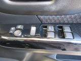運転席の窓操作部分です。スイッチでミラーや窓の開閉が電動で行えます。