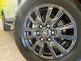 【純正18インチアルミホイール】外観にマッチした純正アルミホイールを装着しております。各種社外アルミホイールや、スタッドレスタイヤも取扱いしております。是非ご相談ください♪