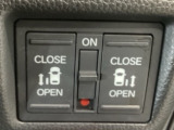【両側パワースライドドア】両側がパワースライドドアになっており、運転席のスイッチやスマートキーでも開閉が可能です!開口部も広いので乗り降りも楽々♪