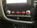 左右独立温度コントロールフルオートエアコンです。運転席、助手席それぞれで独立して温度設定ができます。冷え性の方が乗っても安心ですね♪