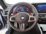 BMWのステアリングのリムは、一般的なものより少し太めにデザインされています。 これはタイヤやステアリングシャフトなどを介して伝わる路面からの入力を、しっかりと把握するためです。