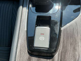 電動パーキングブレーキは、従来の足踏み式に比べ、しっかりと車をホールドしてくれるので安心です。女性の方には特に安心いただける装備です