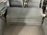 リアシートは簡単に倒すことができるので、ラゲッジルームも広がります。