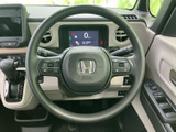 ステアリング上に複数のスイッチが配置され、運転姿勢のまま手元で扱いやすい構成です。メーターとの位置関係も自然で、視線の移動を抑えながら必要な情報や機能を確認しやすくなっています。