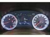 シルバーで縁取られた高級感ある複眼式メーターはシンプルで視認性が良く、車内が明るい昼間でもしっかりと表示が確認できます。