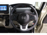運転中もハンドルでの操作が可能です。特に高速道路等の目が離せない運転時には、便利さだけでなく、安全性も兼ね備えております。