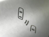 【ブラインドスポットモニター】走行中、ドアミラーの死角になりやすい箇所に後続車が接近するとサイドミラー付近に警告を表示、ドライバーに注意喚起をしてくれます。