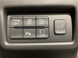 運転席脇のクラスタースイッチ部分にはカメラ切り替えスイッチ、パーキングセンサー、その他走行系スイッチを集中配置しております。