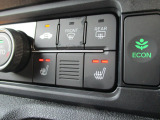 運転席&助手席にはシートヒーターが付いてます。寒い冬でもスイッチONで座面をあたたかくして、ドライブをさらに快適にしてくれます。シフトまわりにあるスイッチでHIとLOの2段階に温度設定が可能です。