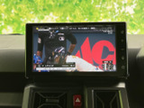 停車中にはテレビ番組などの映像を楽しめる画面を備え、目的地での待ち時間も快適に過ごせます。表示内容や操作ボタンが見やすく、使いたい機能を確認しやすい配置です。