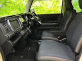 前席からはフロントガラス越しの視界が広がり、運転席と助手席の間もすっきり。座面や背もたれは落ち着いた柄と色合いで、ゆったりと過ごせる室内です。
