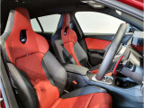 【コックピットシート】BMW車の主役席。車体中央にくる様に配置し車両重心とが一致する事でドライバーと車との一体感あるドライビングを実現。人間工学に基づき形成した形状が長時間のドライブ疲労も軽減します!