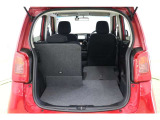 シートは片方だけ倒せるので、乗車人数や荷物の多さにあわせてアレンジできます。後部座席に乗車しながら長尺物も積み込めます。